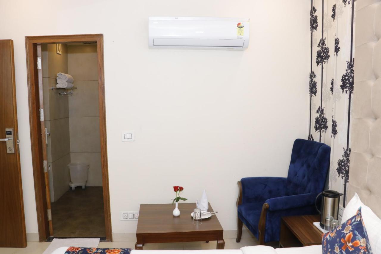 Aggarwal Hotel Zirakpur Bagian luar foto