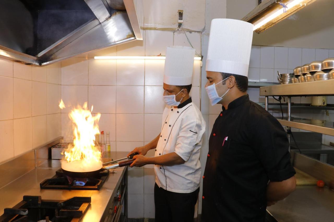 Aggarwal Hotel Zirakpur Bagian luar foto