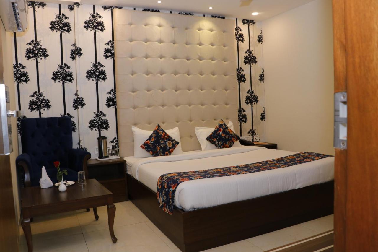 Aggarwal Hotel Zirakpur Bagian luar foto