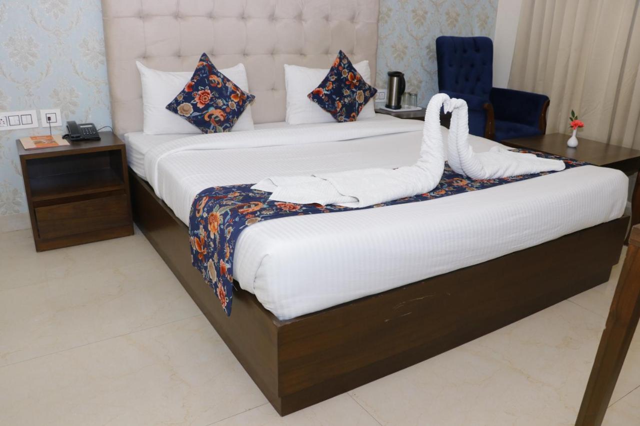 Aggarwal Hotel Zirakpur Bagian luar foto