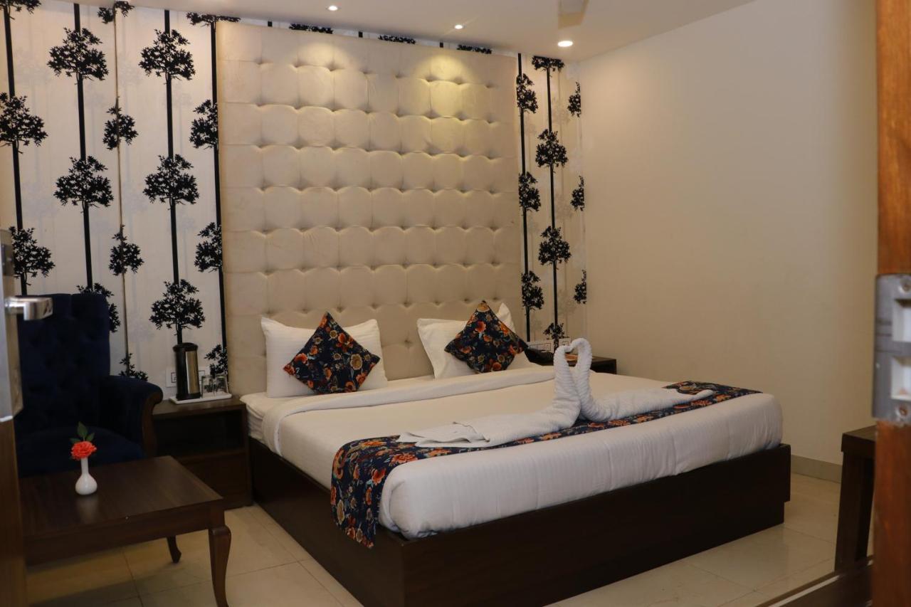 Aggarwal Hotel Zirakpur Bagian luar foto