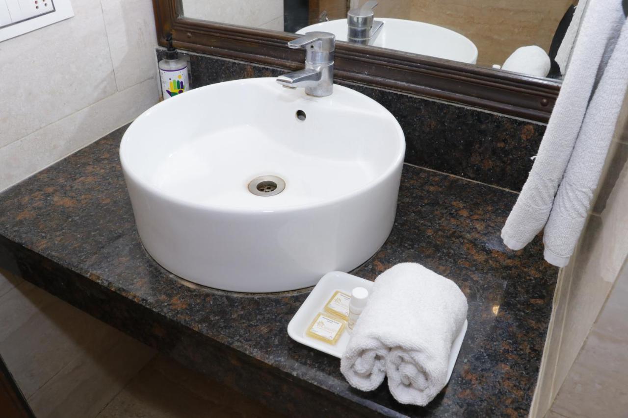 Aggarwal Hotel Zirakpur Bagian luar foto