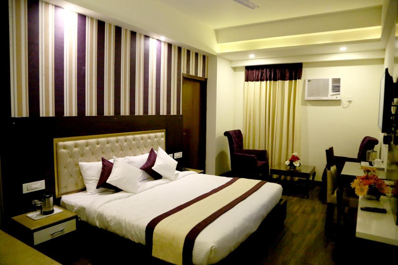 Aggarwal Hotel Zirakpur Bagian luar foto